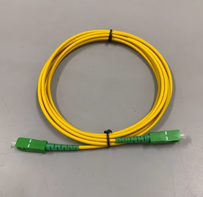 Оптичен patch cord SC-APC към SC-APC, 2 m, едномодов OS2, жълт кабел със зелени конектори за FTTH и шкафове