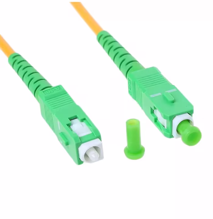 Снимка на оптичен patch cord SC-APC към SC-APC 1 m, едномодов OS2, жълт кабел със зелени конектори за FTTH и шкафове