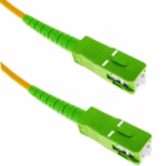 Снимка на оптичен patch cord SC-APC към SC-APC 1 m, едномодов OS2, жълт кабел със зелени конектори за FTTH и шкафове