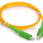 Снимка на оптичен patch cord SC-APC към SC-APC 1 m, едномодов OS2, жълт кабел със зелени конектори за FTTH и шкафове