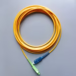 Оптичен patch cord SC/UPC към SC/APC 10 m, едномодов OS2 9/125 μm, жълт кабел със син и зелен конектор за свързване между отдалечен ODF и устройство