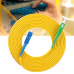 Оптичен patch cord SC/UPC към SC/APC 3 m, едномодов OS2 9/125 μm, жълт кабел със син и зелен конектор за ODF и FTTH