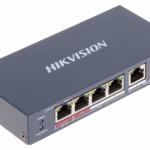 PoE суич Hikvision DS-3E0106HP-E с 4 PoE порта и 2 uplink порта, метален корпус без вентилатор, за камери и NVR